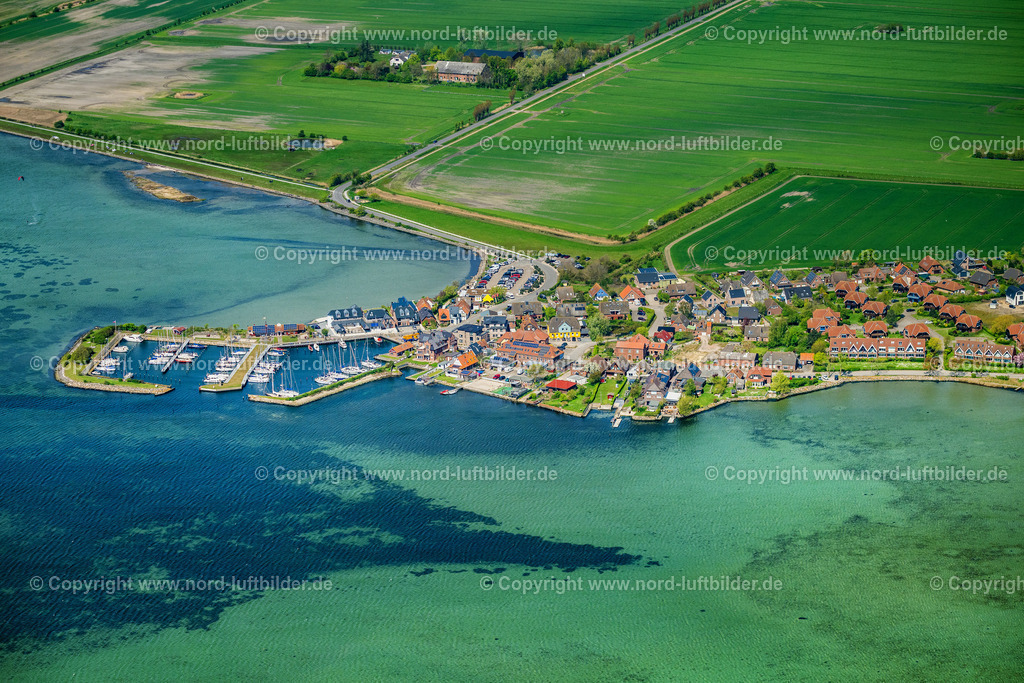 Fehmarn_Lemkenhafen_ELS_0275010524 | FEHMARN 01.05.2024 Ortsansicht vom Lemkenhafen in Fehmarn im Bundesland Schleswig-Holstein. // View of Lemkenhafen in Fehmarn in the state Schleswig-Holstein. Foto: Martin Elsen