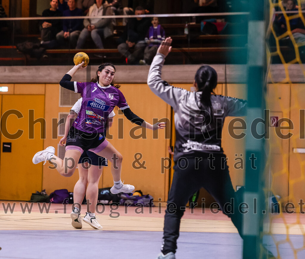 2024-11-24_119_SpVgg_Altenerding_gegen_HC_Donau-Paar_II | Erding, Deutschland, 24.11.2024:Handball, Bezirksoberliga Frauen Altbayern 2024 / 2024, 6. Spieltag, SpVgg Altenerding gegen HC Donau/Paar II, Endergebnis: 24:24Michelle Gruber (SpVgg Altenerding, #7), Torfrau Thi Vu Linh Ngo (HC Donau/Paar, #1)Foto: Christian Riedel / fotografie-riedel.net