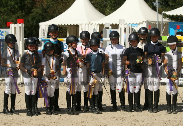 Siegerehrung_Killingen_2022_Prfg.Nr.26_Stilspring-WB_Kindercup (9) | Alle Fotos der Reiterjournal Fotografin Doris Matthaes im Reiterjournal Online-Fotoshop. - Realisiert mit Pictrs.com