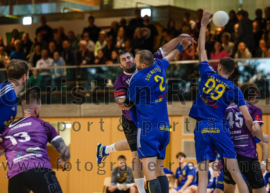 2024-10-13_010_SpVgg_Altenerding_gegen_SSG_Metten | Erding, Deutschland, 13.10.2024:Handball, Bezirksoberliga Männer 2024 / 2025, 4. Spieltag, SpVgg Altenerding gegen SSG Metten, Endergebnis: 40:22Sebastian Forster (SpVgg Altenerding, #13), Christian Loris (SpVgg Altenerding, #11), Karel Kveton (SSG Metten, #2), Patrick Sigl (SSG Metten, #99), Ferdinand Ewald (SpVgg Altenerding, #45)Foto: Christian Riedel / fotografie-riedel.net
