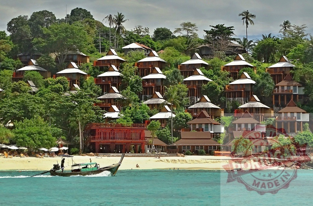 Longtail boat sailing near tropical resort in Koh Lipe, Thailand | Longtail boat sailing in front of tropical resort on the white sand beach of Koh Lipe, Thailand - Realized with Pictrs.com