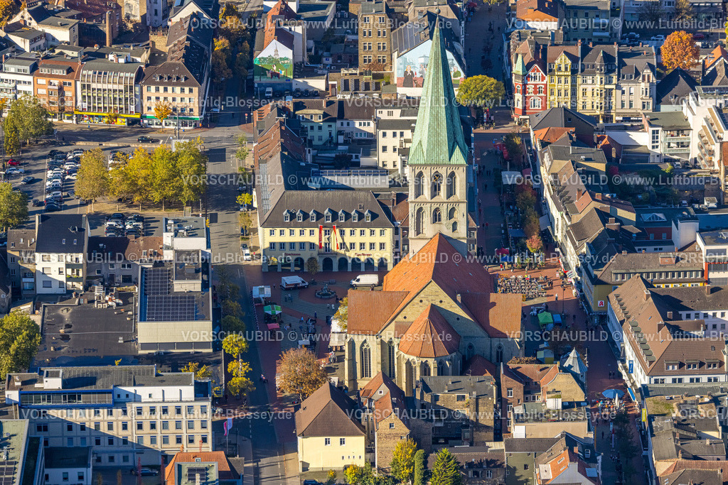 Hamm251001339 | Luftbild, Evangelische Pauluskirche, Außengastronomie auf dem Marktplatz mit Kürbisverkauf, Mitte, Hamm, Ruhrgebiet, Nordrhein-Westfalen, Deutschland