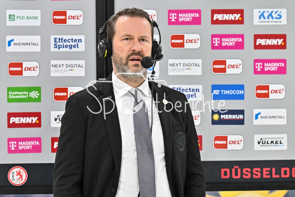 Düsseldorfer EG - Augsburger Panther | haengende Koepfe der Panther beim Spiel in Duesseldorf / Thomas DOLAK CO-Trainer Augsburger Panther / DEL: Duesseldorfer EG - Augsburger Panther, PSD Bank Dome am 22.12.2024