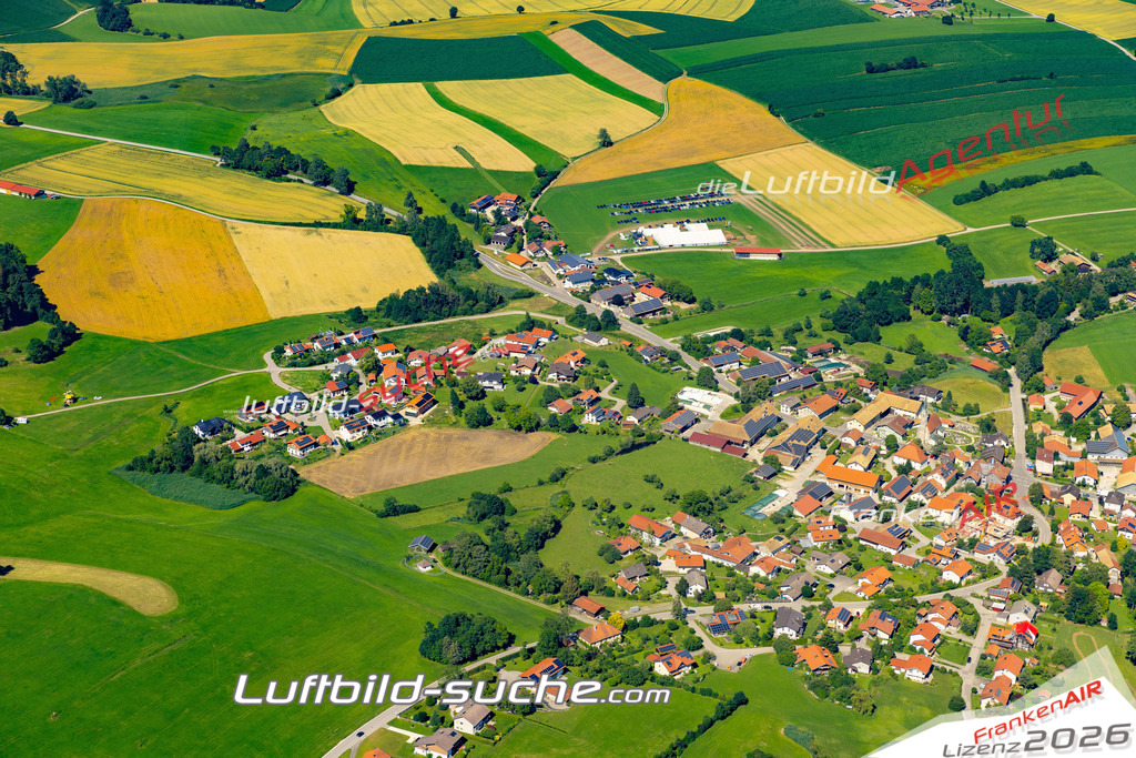 Aktuelles Luftbild von Tengling Taching am See - Die Luftaufnahme wurde 2022 mittels UL-Flugzeug erstellt ( keine Drohne ) - hochauflösende Kamera-Systeme von  Canon -Beste Qualität - Für grossformatige Ausdrucke geeignet. Die Geschenkidee !