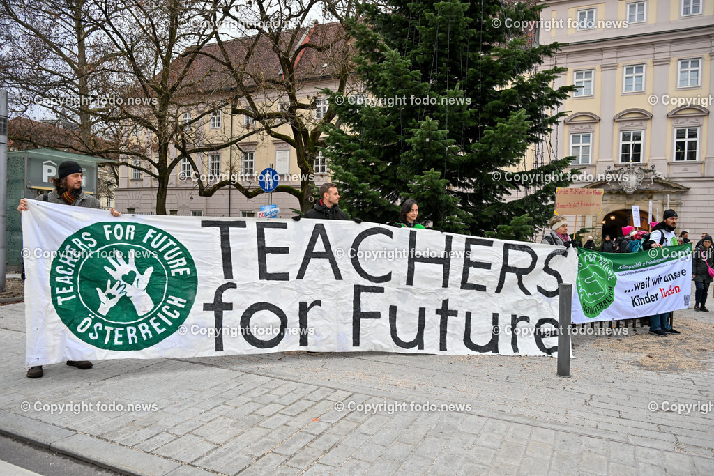 Demonstration Fridays for Future_ Lndhaus Linz_ 16.12.2023-9 | 16.12.2023, Linz, AUT, Demonstration Fridays for Future, Landhaus Linz, im Bild Demonstrationsteilnehmer, Kundgebung, Transparente, Omas gegen rechts, Teachers for Friday, Klimastreik, Klimaziele, Ansprachen