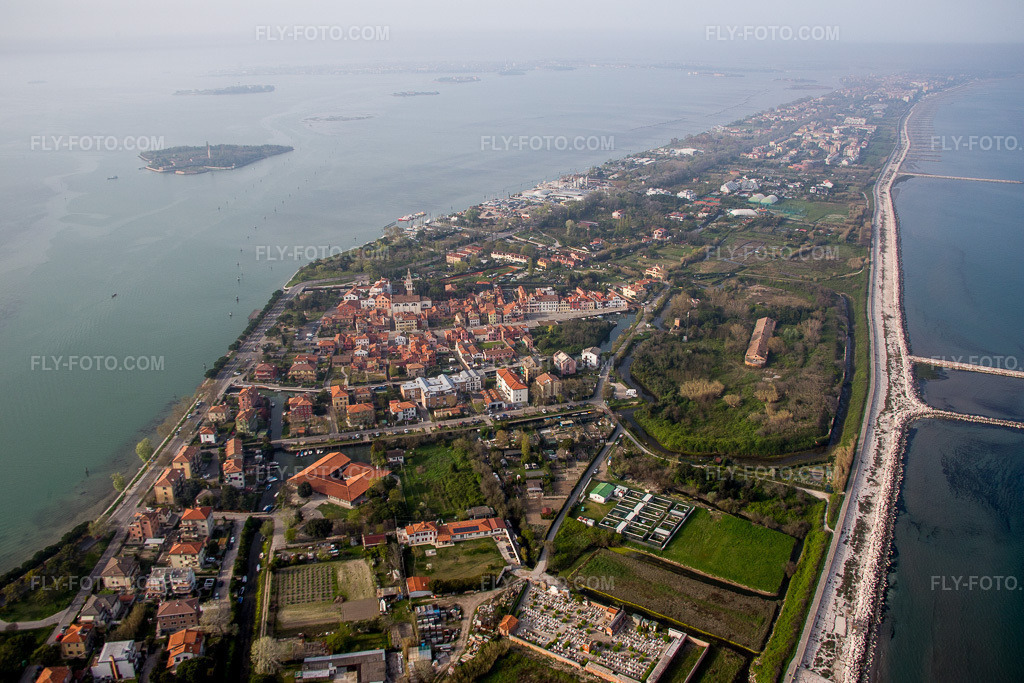 Aerial view: View of the town in Malamocco in the state Veneto, Italy. – Photo: IMG_087480.jpg taken on 04/06/2016 by Werner Riehm/FLY-FOTO.com – Resolution of the original: 5472 x 3648 px