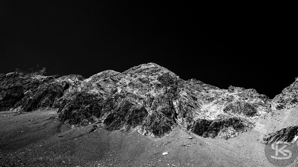 The Sublime Heights - Schwarzweiß Hochgebirge Fotografie | Stefan Kuhn | Monumentale Schwarzweiß-Serie des Hochgebirges von Stefan Kuhn. Acht kontraststarke Fotografien zeigen schroffe Alpengipfel vor tiefschwarzem Himmel – eine eindringliche Darstellung von Erhabenheit, Stille und der archaischen Kraft der Berge in radikaler Reduktion. - Realisiert mit Pictrs.com