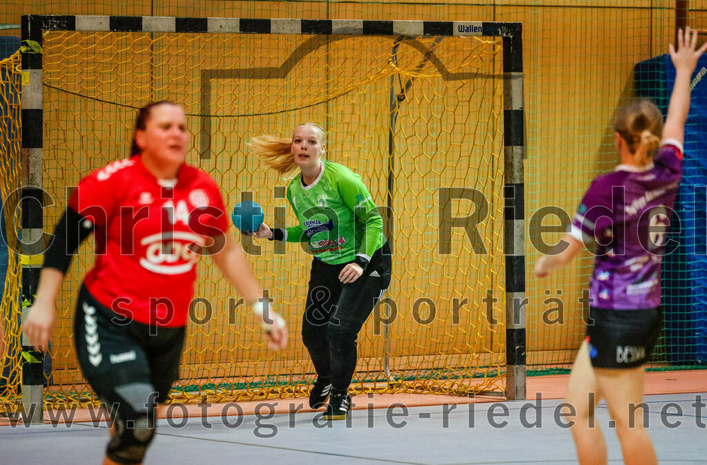 2023-11-04_059_SpVgg_Altenerding_gegen_TV_Altoetting | Erding, Deutschland, 04.11.2023:
Handball, Bezirksoberliga Frauen Altbayern 2023 / 2024, 6. Spieltag, SpVgg Altenerding gegen TV Altötting, Endergebnis: 28:26

Birgit Schotterer (TV Altötting, #14), Torfrau Hanna Obermair (SpVgg Altenerding, #1), Marlene Mittermeier (SpVgg Altenerding, #6)

Foto: Christian Riedel / fotografie-riedel.net