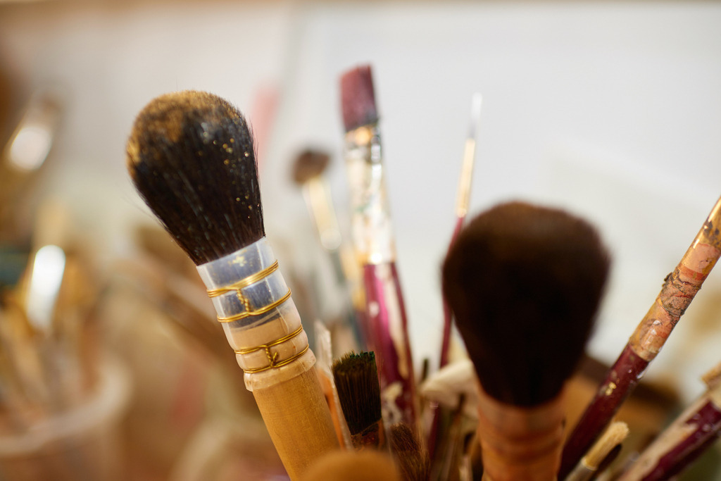 Atelier GoldRichtig | Wien, Austria - July 02, 2018: Atelier GoldRichtig; Detailaufnahme in der Werkstatt von verschiedenen Pinseln. - Realisiert mit Pictrs.com