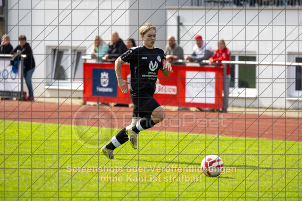 20250928_131048_0153 | #,1.FC Donzdorf (schwarz) vs. TV Derendingen (rot), Fussball, Frauen-Verbandsliga Württemberg, 03. Spieltag, Saison 2025/2026, Rasenplatz Lautertal Stadion, Süßener Straße 16, 73072 Donzdorf, 28.09.2025 - 13:00 Uhr,Foto: PhotoPeet-Sportfotografie/Peter Harich