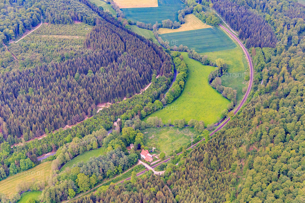 Luftbild: Jagdhaus Alte Kirche im Schwülme-Tal in Adelebsen im Bundesland Niedersachsen in Deutschland. Foto: IMG_079524.jpg vom 24.05.2015 durch Werner Riehm/FLY-FOTO.de