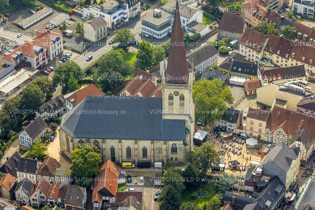 Unna230901080 | Luftbild, Stadtfest Unna 2023, Außengastronomie auf dem Kirchplatz der evang. Stadtkirche, Unna, Ruhrgebiet, Nordrhein-Westfalen, Deutschland
