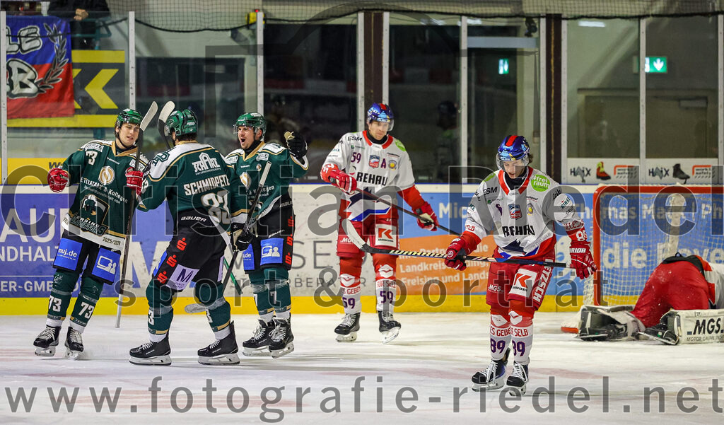 2025-11-16_060_TSV_Erding_gegen_Selber_Woelfe | Erding, Deutschland, 16.11.2025:Eishockey, Oberliga Süd 2025 / 2026, 17. Spieltag, TSV Erding gegen Selber Wölfe, Endergebnis: 3:1Jubel nach dem 1:0 für ErdingPascal Steck (Erding Gladiators, #73), Marc Schmidpeter (Erding Gladiators, #33), Louis Trattner (Erding Gladiators, #7), Maximilian Gläßl (Selber Wölfe, #59), Philip Ziesche (Selber Wölfe, #89), Torwart Nico Wiens (Selber Wölfe, #33)Foto: Christian Riedel / fotografie-riedel.net