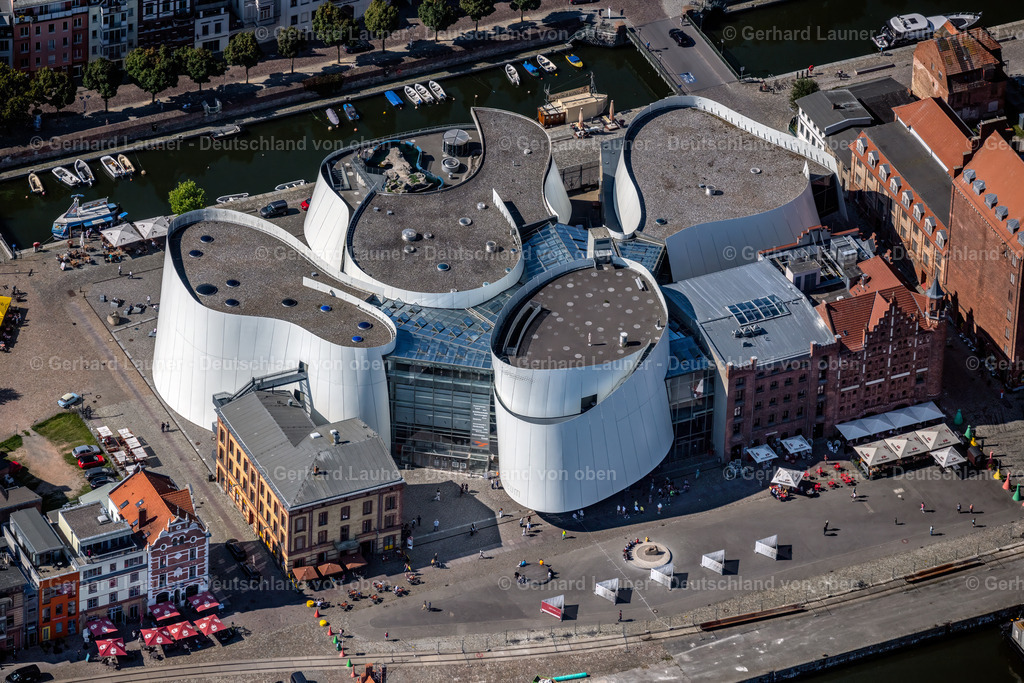 4061695 | STRALSUND 08.09.2021 Hafeninsel mit dem Ozeaneum Meereskunde- Museum der OZEANEUM Stralsund GmbH an der Hafenstraße in der Hansestadt Stralsund in Mecklenburg - Vorpommern. Weiterführende Informationen bei: Behnisch Architekten GmbH,  Hansestadt Stralsund,  OZEANEUM Stralsund GmbH,  Schweitzer GmbH - Beratende Ingenieure,  Stadtmarketings Stralsund e.V.. // Harbor island by Ozeaneum Oceanographic Museum in Stralsund in Mecklenburg - Western Pomerania. Further information at: Behnisch Architekten GmbH,  Hansestadt Stralsund,  OZEANEUM Stralsund GmbH,  Schweitzer GmbH - Beratende Ingenieure,  Stadtmarketings Stralsund e.V.. Foto: Gerhard Launer