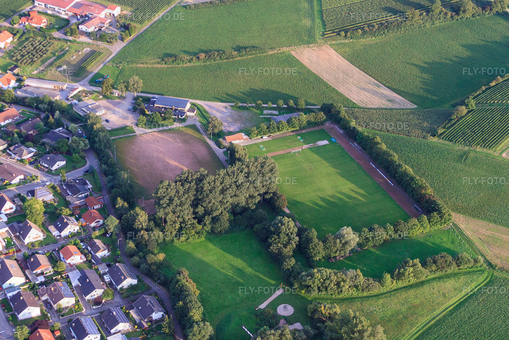 Sportplätze des FC1924 Insheim e.V | Luftbild: Sportplätze des FC1924 Insheim e.V in Insheim im Bundesland Rheinland-Pfalz in Deutschland. Foto: IMG_32914.jpg vom 03.09.2010 durch Werner Riehm/FLY-FOTO.de - Realisiert mit Pictrs.com