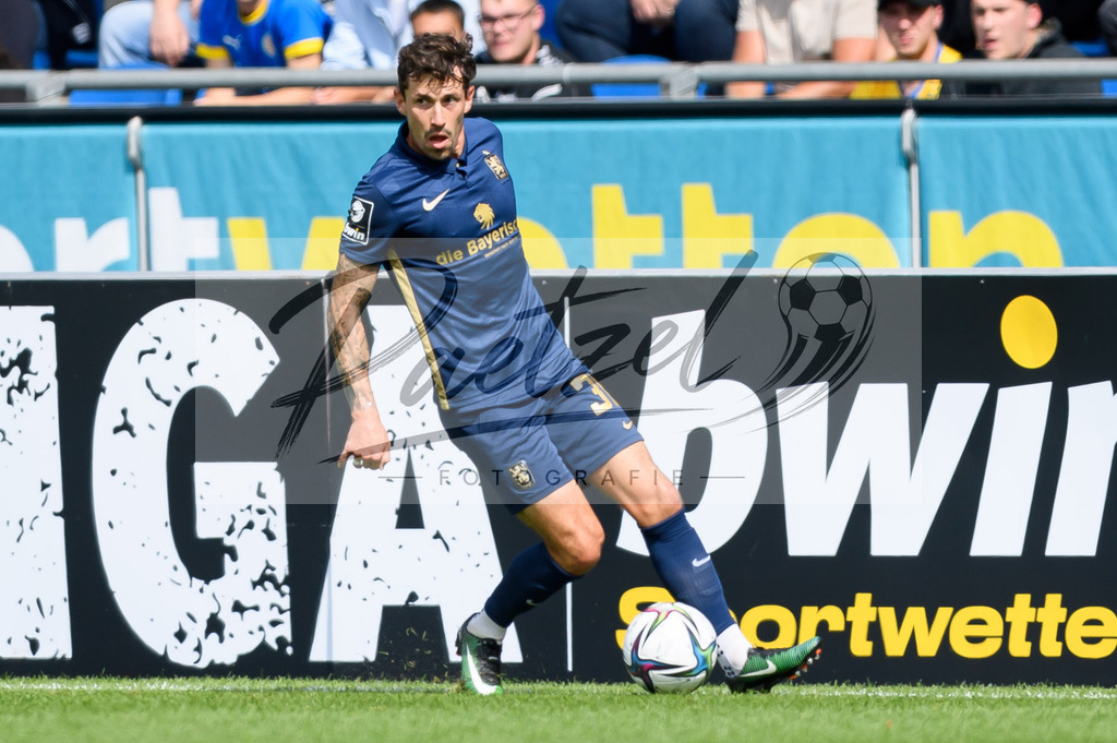 EBSTSV20210828_116 | Fussball, Herren: Phillipp Steinhart (TSV 1860 Muenchen) in Aktion, am Ball, Einzelaktion beim Spiel der 3. Liga zwischen Eintracht Braunschweig und TSV 1860 Muenchen im Eintracht-Stadion am 28.08.2021 in Braunschweig, Deutschland.DFB / DFL REGULATIONS PROHIBIT ANY USE OF PHOTOGRAPHS AS IMAGE SEQUENCES AND/OR QUASI-VIDEO. - Realisiert mit Pictrs.com