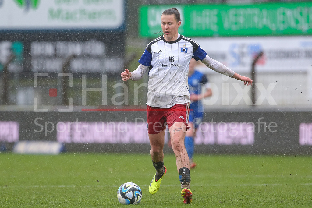 Fussball, 2. Frauen-Bundesliga, SV Meppen - Hamburger SV | v.li.: Larissa Mühlhaus (Hamburger SV, 7) am Ball, Einzelbild, Ganzkörper, Aktion, Action, Spielszene, DIE DFB-RICHTLINIEN UNTERSAGEN JEGLICHE NUTZUNG VON FOTOS ALS SEQUENZBILDER UND/ODER VIDEOÄHNLICHE FOTOSTRECKEN. DFB REGULATIONS PROHIBIT ANY USE OF PHOTOGRAPHS AS IMAGE SEQUENCES AND/OR QUASI-VIDEO.