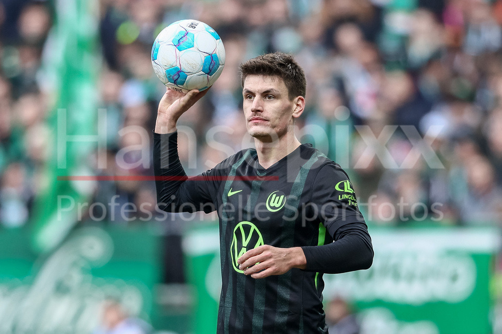 Fussball, Bundesliga, SV Werder Bremen - VfL Wolfsburg | v.li.: Joakim Maehle (VfL Wolfsburg, 21) beim Einwurf, Aktion, Action, Spielszene, Portrait, Nahaufnahme, Einzelfoto, Einzelbild, DIE DFL-RICHTLINIEN UNTERSAGEN JEGLICHE NUTZUNG VON FOTOS ALS SEQUENZBILDER UND/ODER VIDEOÄHNLICHE FOTOSTRECKEN. DFL REGULATIONS PROHIBIT ANY USE OF PHOTOGRAPHS AS IMAGE SEQUENCES AND/OR QUASI-VIDEO.
