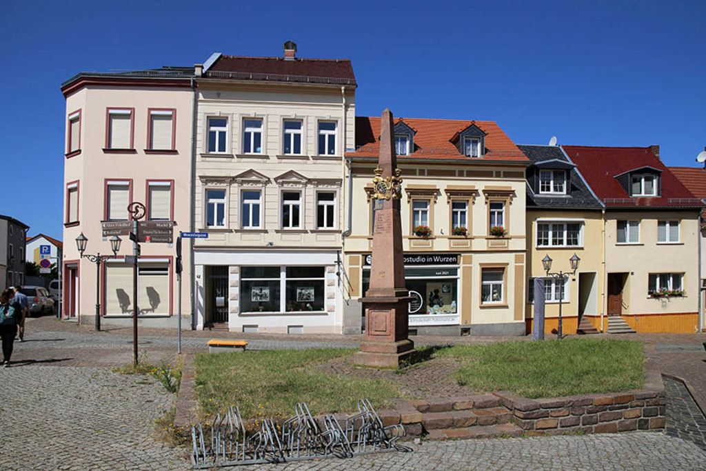 Wurzen - Postmeilensäule an der Dresdner Straße | Entdecke über 20 Kategorien Leipzig-Motive: Foto-Downloads, hochwertige Poster, Leinwand- & Fine-Art-Prints. Jetzt Lieblingsfoto im Bildlexikon Leipzig Shop bestellen!