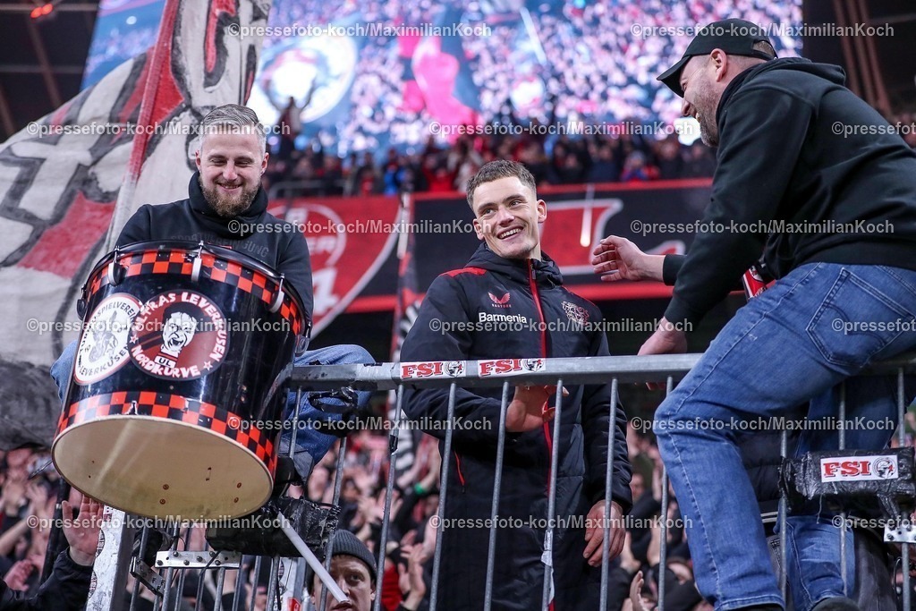 DFB05022502371 | 05.02.2025, Fußball, DFB-Pokal Viertelfinale, Bayer 04 Leverkusen - 1.FC Köln, BayArena, Saison 2024 2025: Abschlussjubel nach dem 3:2 Sieg. Die Mannschaft feiert den Erfolg und den Einzug ins Halbfinale. Florian Wirtz (Bayer04 Leverkusen #10) klettert über den Zaun zu den Ultras in der Nordkurve DFB regulations prohibit any use of photographs as image sequences and or quasi-video.