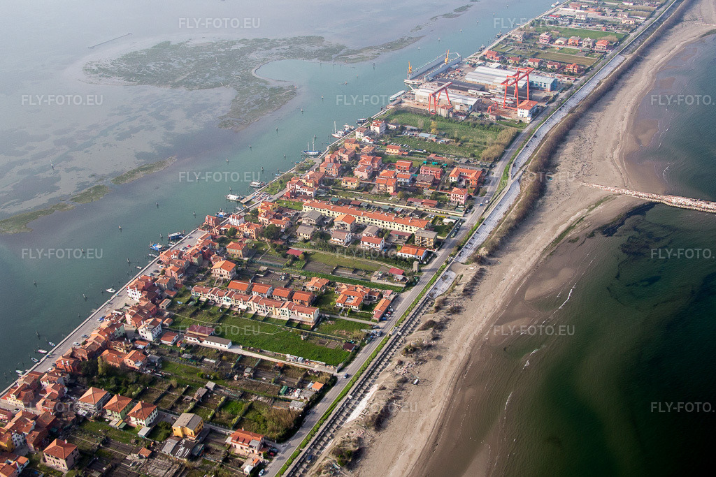 Vue aérienne: Vue de la ville sur la côte méditerranéenne à San Vito dans le département Vénétie, Italie.Photo: IMG_087454.jpg prise le 06/04/2016 par Werner Riehm/FLY-FOTO.euRésolution de l'original: 5073 x 3382 px