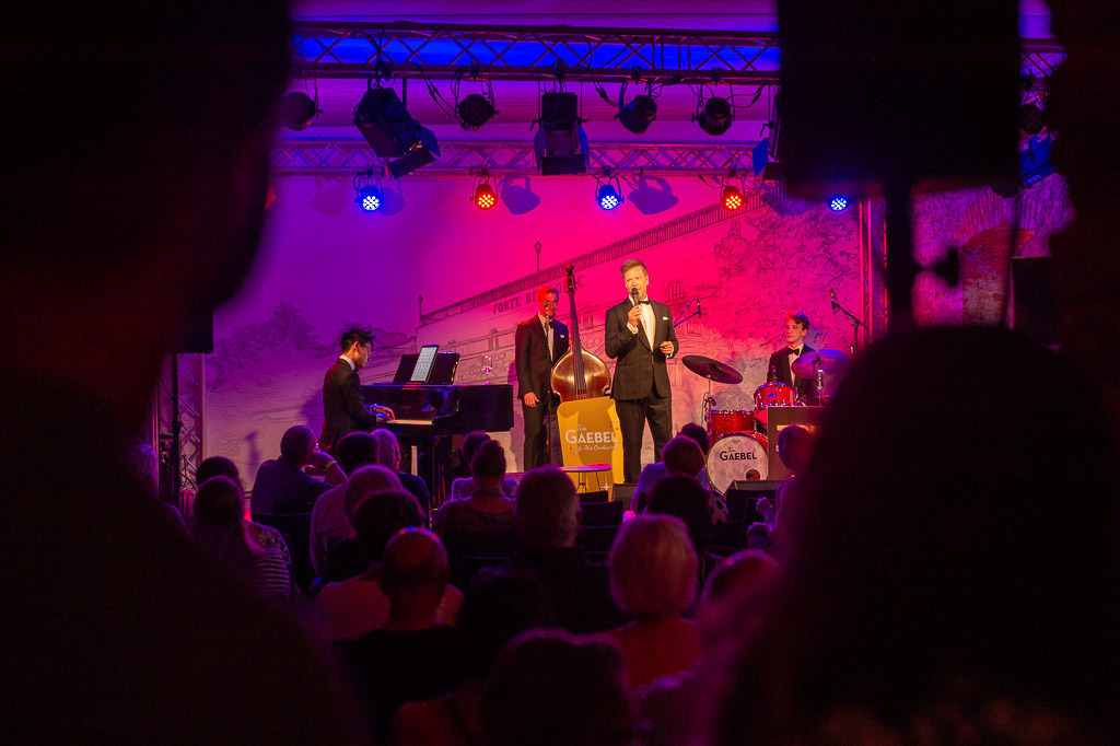 Tom Gaebel & His Trio | Tom Gaebel & His Trio im Forte Belvedere Leisnig zum Festival Hallo Leisnig 2022. - Realisiert mit Pictrs.com