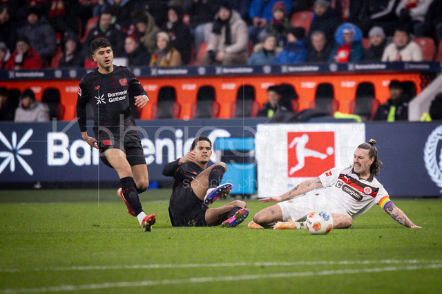 Bayer 04 Leverkusen vs. FC St. Pauli, 14.02.2026 | LEVERKUSEN, GERMANY - FEBRUARY 14:  Exequiel Palacios (Bayer 04 Leverkusen, 25), Jarell Quansah (Bayer 04 Leverkusen, 4), Jackson Irvine (FC St. Pauli, 7) during the Bundesliga match (gameday 22)  between Bayer 04 Leverkusen vs. FC St. Pauli at BayArena on February 14, 2026 in Leverkusen, Germany. (Photo by Axel Kohring/Beautiful Sports Int.)DFL REGULATIONS PROHIBIT ANY USE OF PHOTOGRAPHS AS IMAGE SEQUENCES AND/OR QUASI-VIDEO.