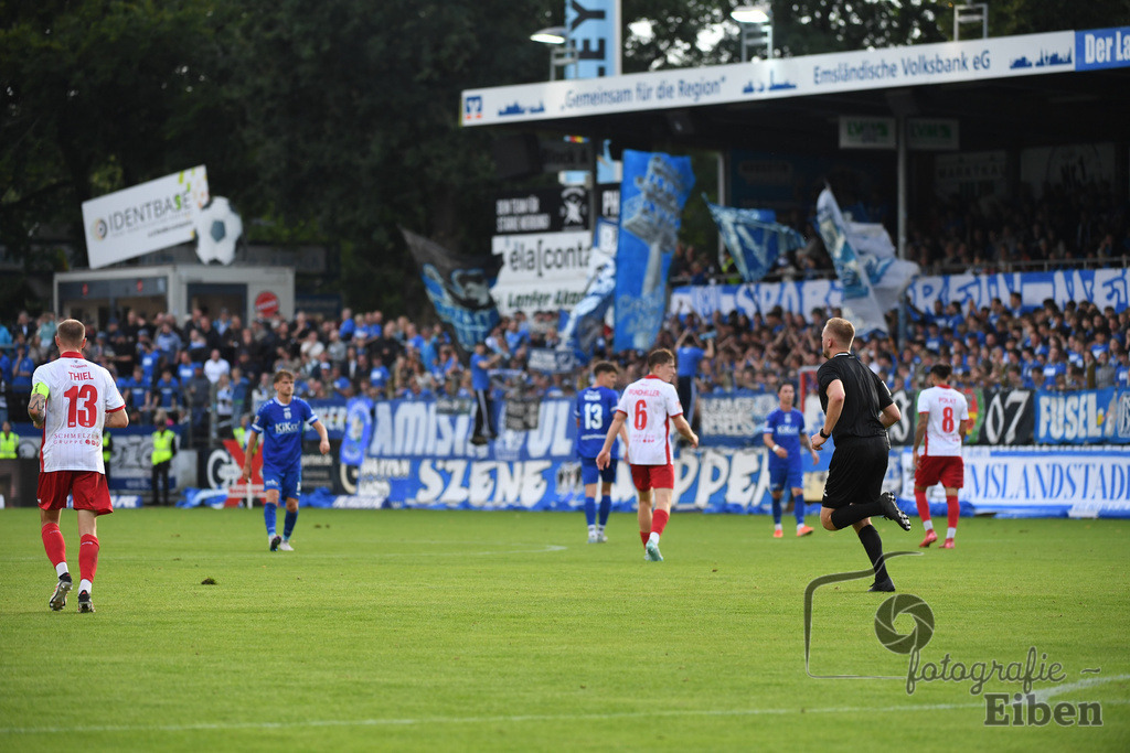 SV Meppen-VfB Lübeck | Herren Regionalliga Nord; SV Meppen (blau)-VfB Lübeck (weiß) am 01.08.2025 in Meppen (Hänsch-Arena), Photo: Philip Eiben 2025 - Realisiert mit Pictrs.com