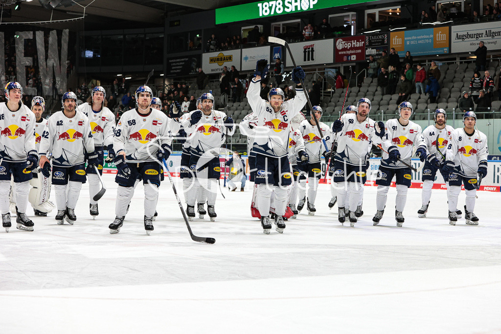 Augsburger Panther - EHC Red Bull München | Die Gaeste juebeln mit den mitgereisten Fans ueber den Derbysieg in Augsburg