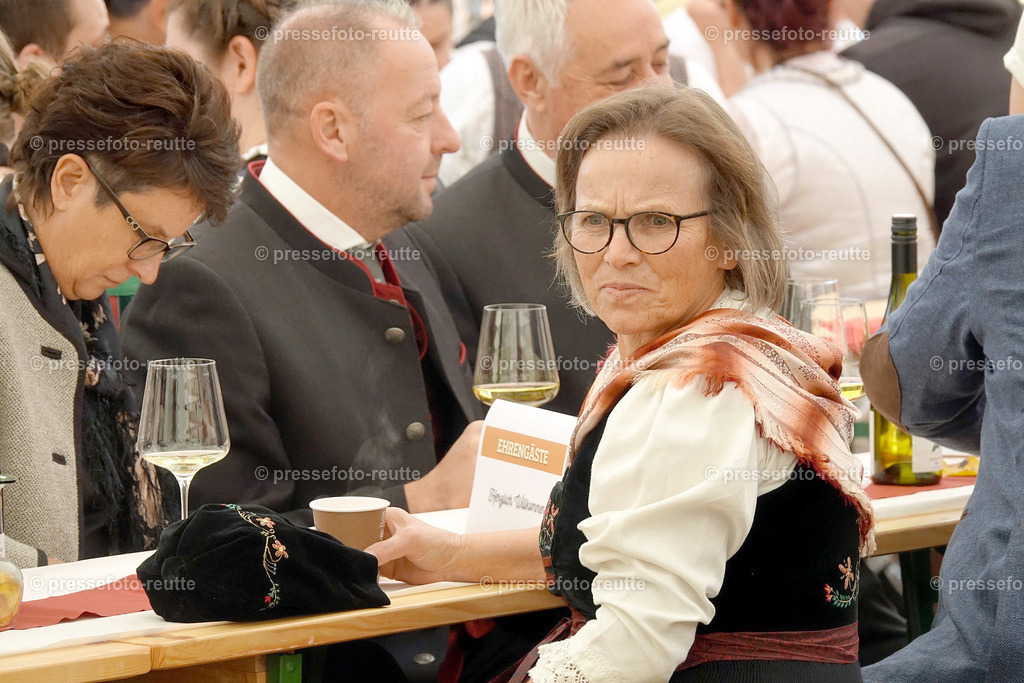 z-news-2022-Okt16-LJ_Erntedank_-ZELTFEST-DSD04810 | Info aus dem Bezirk Reutte/Ausserfern Tirol sowie eine umfangreiche Bilddatenbank über die gesamte Region: Lechtal, Talkessel Reutte, Tannheimertal, Zwischentoren. Lech, Plansee, Zugspitze, Grenztunnel, B179, Fernpassstraße, Verkehr, Lawinen, Tradition, - Realisiert mit Pictrs.com