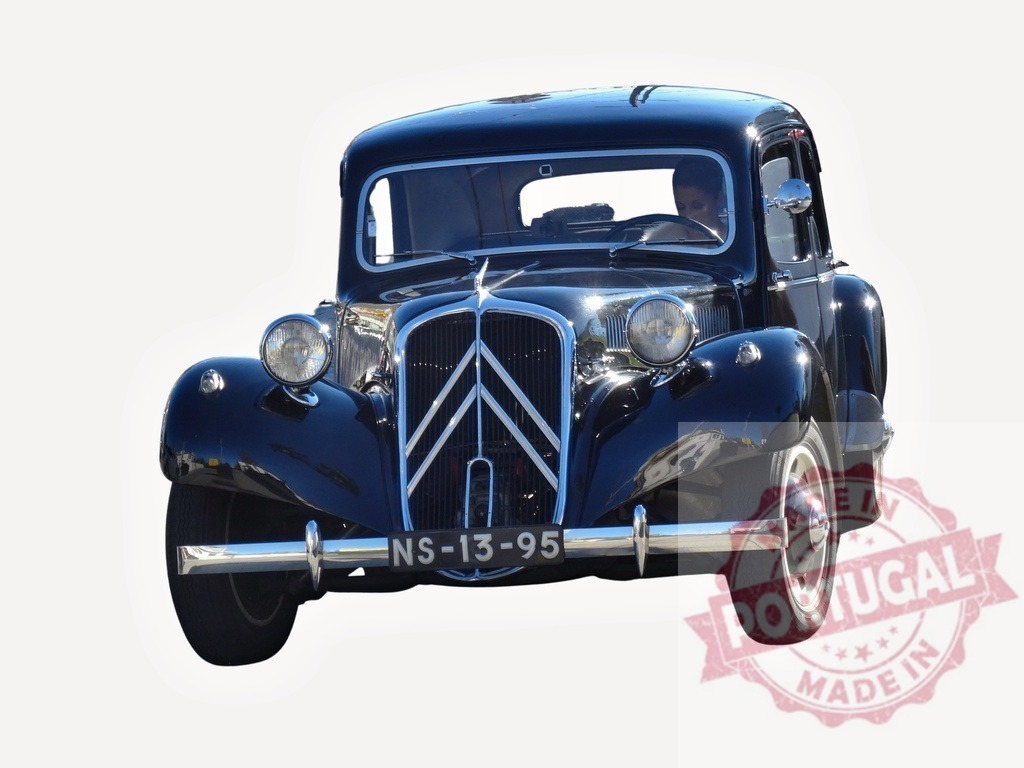 Vintage Citroën Traction Avant Driving on Open Road | Classic Citroën car cruising with a driver on a clear day - Realisiert mit Pictrs.com