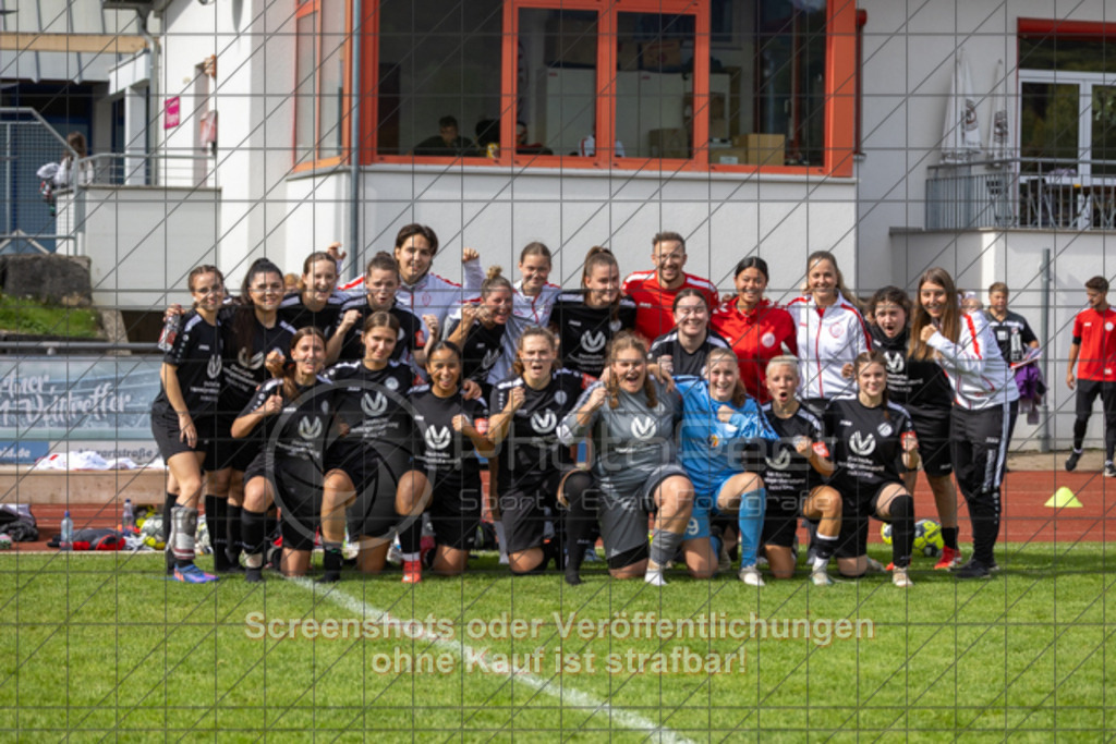 20250928_130001_0319 | #,1.FC Donzdorf II (schwarz) vs. FC Esslingen (weiß), Fussball, Frauen-Quali Bezirksliga - Bezirk Neckar/Fils, 03. Spieltag, Saison 2025/2026, Rasenplatz Lautertal Stadion, Süßener Straße 16, 73072 Donzdorf, 28.09.2025,Foto: PhotoPeet-Sportfotografie/Peter Harich