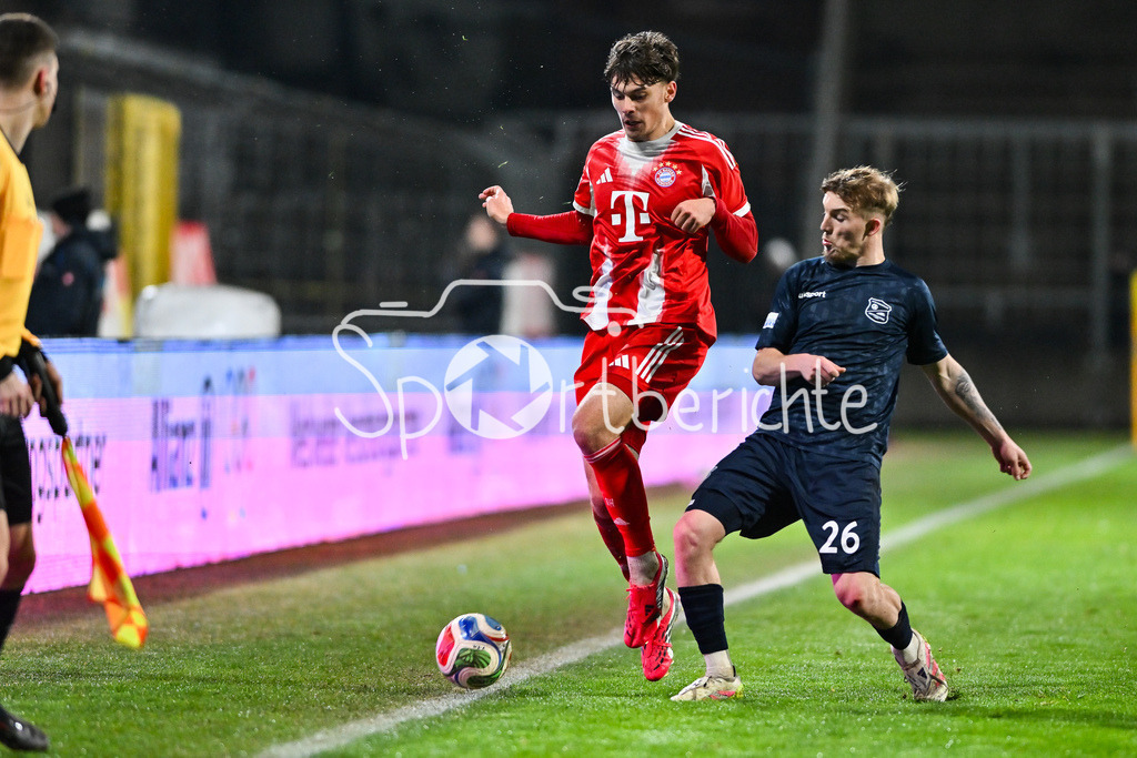 FC Bayern Amateure - SpVgg Unterhaching | MÜNCHEN, DEUTSCHLAND - 24. FEBRUAR: im Duell Louis RICHTER (FC Bayern München II 19) und Andy BREUER (SpVgg Unterhaching 26) während dem Spiel zwischen den Amateuren des FC Bayern München und der SpVgg Unterhaching am 25. Spieltag der Regionalliga Bayern im Grünwalder Stadion