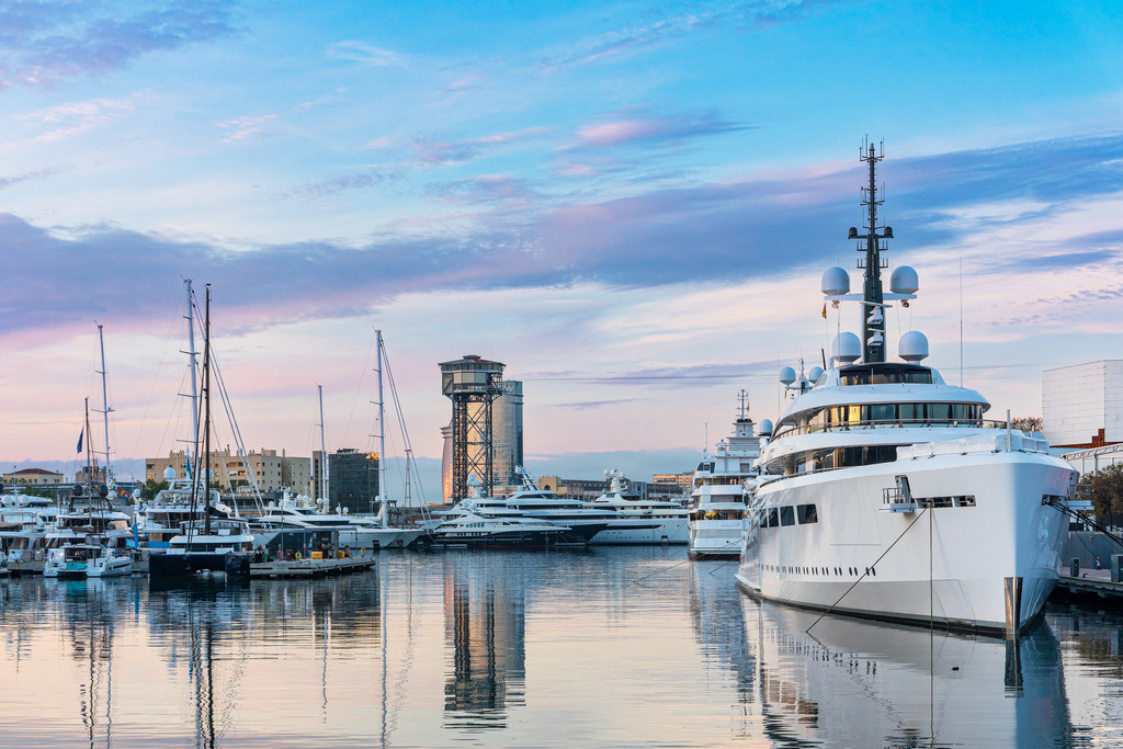 Jacht und Segelschiffe im Hafen Port Vell in Barcelona, Spanien | Jacht und Segelschiffe im Hafen Port Vell in Barcelona, Spanien.                             