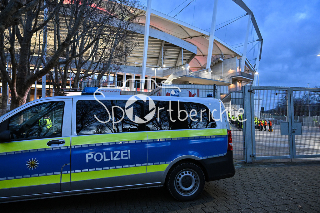 VfB Stuttgart - Maccabi Tel Aviv | STUTTGART, GERMANY - 11. DECEMBER: erhöhtes Polizeiaufkommen beim Euro League Spiel in Stuttgart vor den Toren des Stadion vor dem Match zwischen dem VfB Stuttgart und Maccabi Tel Aviv am 6. Spieltag der UEFA Europa League Ligaphase in der MHP Arena / Symbolbild
