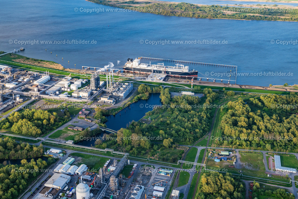 Stade_LNG_Terminal_LNG_Schiff_Energos_Force_ELS_1384140424 | STADE 29.04.2024 Wasserbrücke mit Leitungssystemen des LNG Erdgas und Flüssiggas- Terminal und Entladekai mit anlegenden Spezialschiff "Energos Force" (früher "Transgas Force") am Ufer des Flußverlaufes der Elbe im Ortsteil Bützfleth in Stade im Bundesland Niedersachsen, Deutschland. Weiterführende Informationen bei: Dow Deutschland Anlagengesellschaft mbH,  TRINSEO. // Water bridge with pipeline systems of the LNG natural gas and liquid gas terminal and unloading quay with the special ship "Energos Force" (formerly "Transgas Force") docking on the banks of the Elbe in the district of Buetzfleth in Stade in the state Lower Saxony, Germany. Further information at: Dow Deutschland Anlagengesellschaft mbH,  TRINSEO. Foto: Martin Elsen
