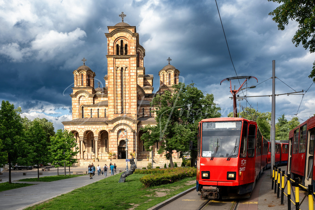 Sveti Marko | Die Kirche Sveti Marko in Belgrad mit einer alten Straßenbahn
