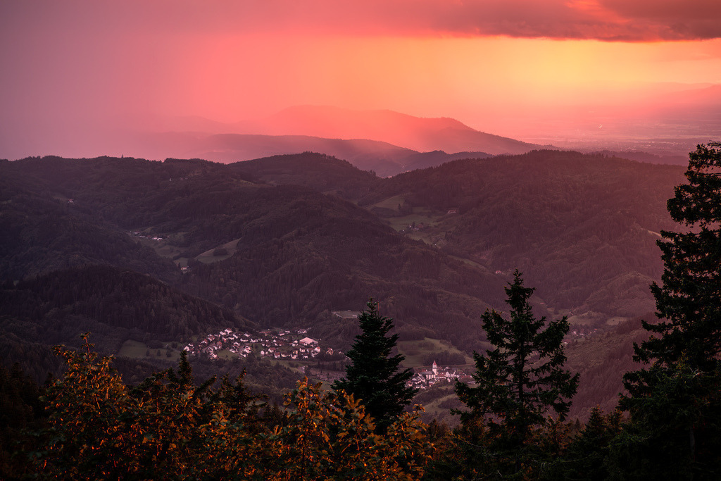 Abendrot über dem Achertal | Das Achertal im Nordschwarzwald im dramatischen Abendrot - Realisiert mit Pictrs.com