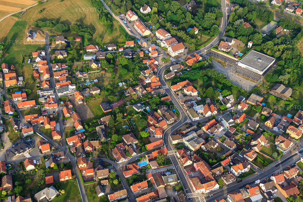 Luftbild: Rue de Rountzenheim und BASIC-FIT in Soufflenheim im Bundesland Bas-Rhin in Frankreich.Foto: IMG_30566.jpg vom 09.07.2010 durch Werner Riehm/FLY-FOTO.deAuflösung des Originals: 4752 x 3168 px