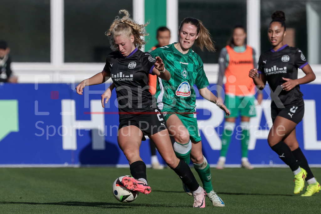 Fussball, Google Pixel Frauen-Bundesliga, SV Werder Bremen - SGS Essen | v.li.: Julie Terlinden (SGS Essen, 2) und Reena Wichmann (SV Werder Bremen, 6) im Zweikampf, Duell, Dynamik, Aktion, Action, Spielszene, DIE DFB-RICHTLINIEN UNTERSAGEN JEGLICHE NUTZUNG VON FOTOS ALS SEQUENZBILDER UND/ODER VIDEOÄHNLICHE FOTOSTRECKEN. DFB REGULATIONS PROHIBIT ANY USE OF PHOTOGRAPHS AS IMAGE SEQUENCES AND/OR QUASI-VIDEO.