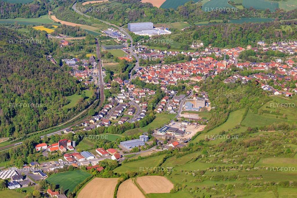 Ortsübersicht im Taubertal am Morgen aus Osten | Luftbild: Ortsübersicht im Taubertal am Morgen aus Osten in Grünsfeld im Bundesland Baden-Württemberg in Deutschland. Foto: IMG_146535.jpg vom 10.05.2025 durch Werner Riehm/FLY-FOTO.de - Realisiert mit Pictrs.com