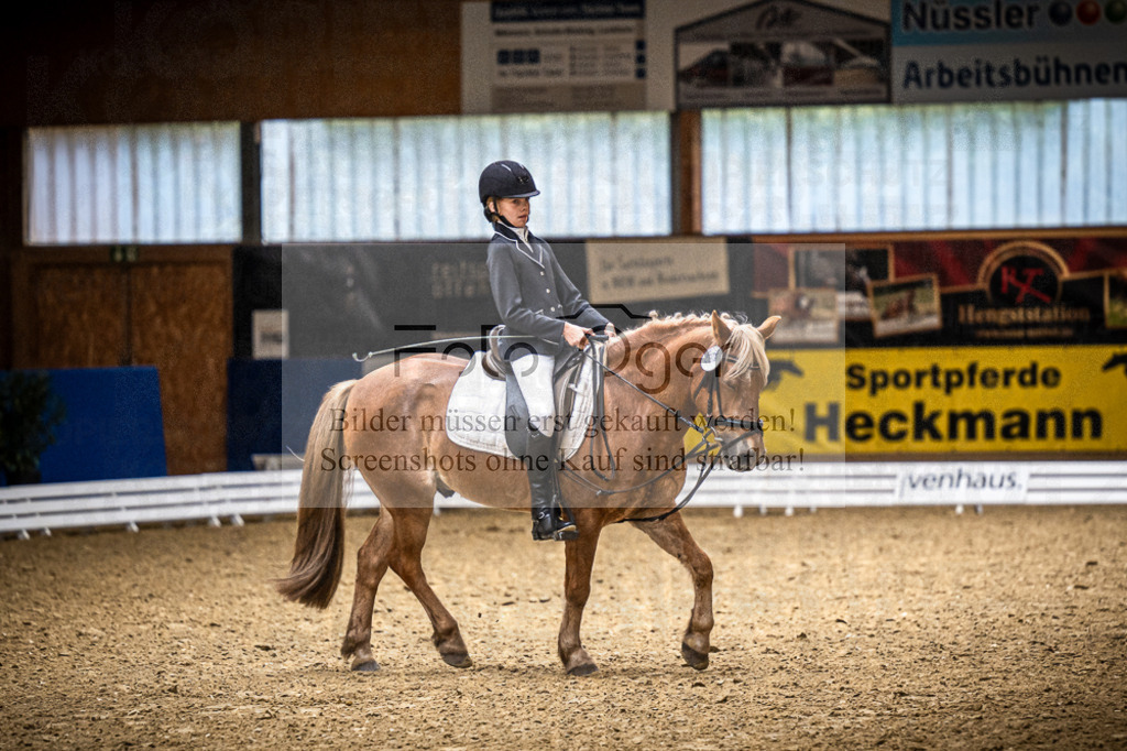 DOS_1881 | Entdecke hochwertige Reitturnierfotos von Foto Oger. Professionell, emotional und authentisch – jetzt Lieblingsmomente im Shop bestellen.Deutschlandweite Turnierfotografie. - Realisiert mit Pictrs.com