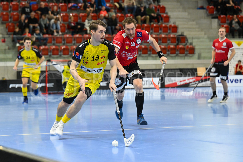 HC Rychenberg vs Basel Regio - 19. November 2022 | HC Rychenberg vs Basel Regio
AXA Arena, Winterthur
Claudio Mutter (#13 HC Rychenberg) vor Patrick Mendelin (#50 Unihockey Basel Regio).
Bild: Sportfotografie Markus Aeschimann | www.markus-aeschimann.ch - Realisiert mit Pictrs.com