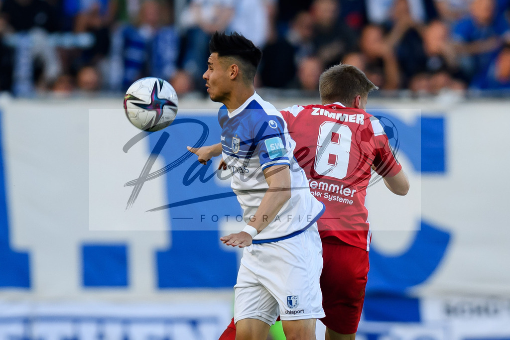 FCMFCK20210904_036 | Fussball, Herren: Alexander Bittroff (1. FC Magdeburg) und Jean Zimmer (1. FC Kaiserslautern) im Zweikampf beim Spiel der 3. Liga zwischen 1. FC Magdeburg und 1. FC Kaiserslautern in der MDCC-Arena am 04.09.2021 in Magdeburg, Deutschland.DFB / DFL REGULATIONS PROHIBIT ANY USE OF PHOTOGRAPHS AS IMAGE SEQUENCES AND/OR QUASI-VIDEO. - Realisiert mit Pictrs.com