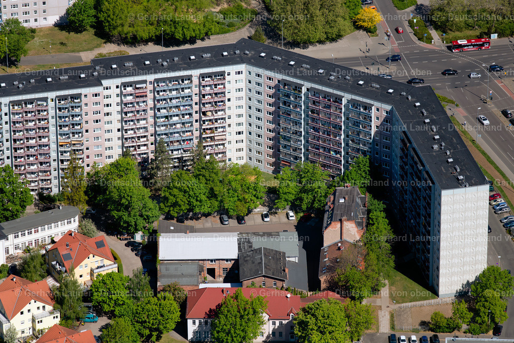 4026621 | ERFURT 07.05.2020 Wohnhaus eines industriell gefertigten Plattenbaus am Juri-Gagarin-Ring - Löberstraße im Ortsteil Altstadt in Erfurt im Bundesland Thüringen, Deutschland. // Residential house of an industrially manufactured prefabricated building on Juri-Gagarin-Ring - Loeberstrasse in the district Altstadt in Erfurt in the state Thuringia, Germany. Foto: Gerhard Launer