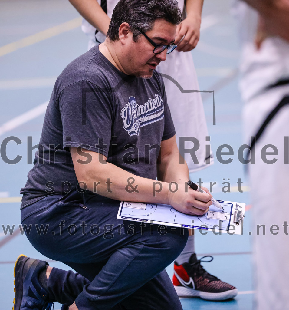 2022-04-03_068_TSV_Vaterstetten_gegen_SV_Weissblau-Allianz_Muenchen | Vaterstetten, Deutschland, 03.04.2022:
Basketball, Bezirksoberliga Herren 2021 / 2022, 14. Spieltag, TSV Vaterstetten gegen SV Weißblau-Allianz München, Endergebnis: 86:54

Trainer Daniel Paz (TSV Vaterstetten)

Foto: Christian Riedel / fotografie-riedel.net