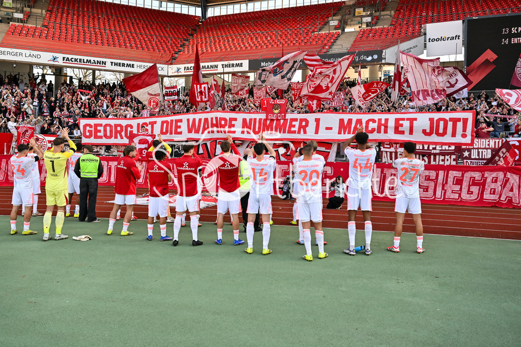 1. FC Nürnberg - Fortuna Düsseldorf | NUREMBERG, GERMANY - 07. MARCH:  die Spieler der Fortuna feiern zusammen mit den Fans den Auswärtssieg in Nürnberg nach dem Match zwischen dem 1. FC Nürnberg und Fortuna Düsseldorf am 25. Spieltag der 2. Bundesliga im Max Morlock Stadion / DFL REGULATIONS PROHIBIT ANY USE OF PHOTOGRAPHS AS IMAGE SEQUENCES AND/OR QUASI-VIDEO