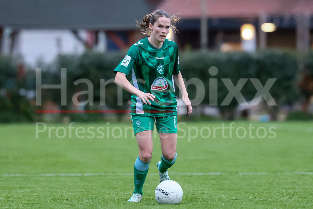 Fussball, Testspiel Frauen, ATS Buntentor - SV Werder Bremen | v.li.: Reena Wichmann (SV Werder Bremen, 6) am Ball, Freisteller, Einzelbild, Ganzkörper, Aktion, Action, Spielszene