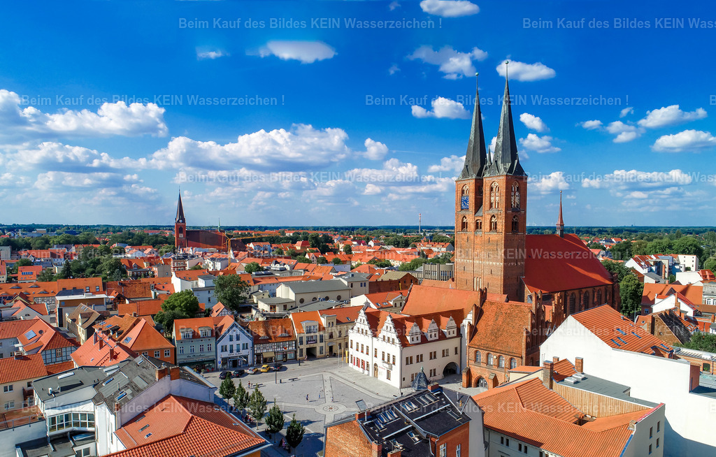 Stendal_Marienkirche_Marktplatz | Die Magdeburger Platte® - das sind die schönsten Luftbilder von Magdeburg & Sachsen-Anhalt auf Acryl, Leinwand oder zum Download. Das ist Luftbildfotografie & Luftbildaufnahmen mit Drohne & Flugzeug.  - Realisiert mit Pictrs.com