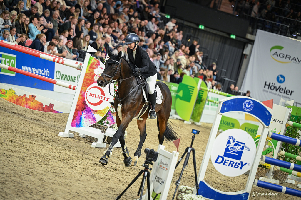 021125-19-072 | Foto Mhisen Pferdefotografie#, Reitturnier Frankfurt#  #Dressur und Springen
#Profi Pferdefotograf Reitturnier Fotograf 
#Sport Horses Photographer 
#equestrain photographer - Realisiert mit Pictrs.com